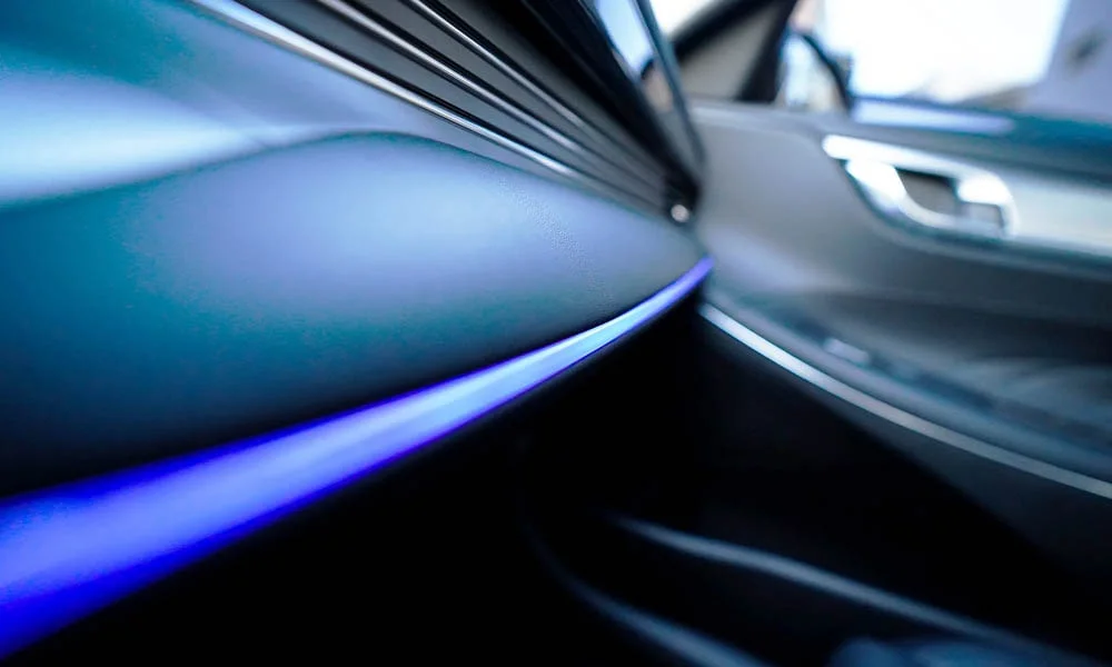 Фото Hyundai Grandeur — контурная подсветка. Салон вечером: световые акценты по панели и дверям Hyundai Grandeur — контурная подсветка