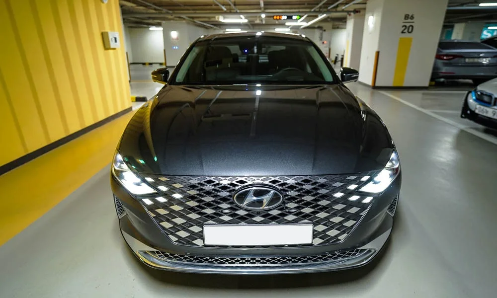 Фото Hyundai Grandeur — вид спереди, фото 3. Анфас: пропорции капота, посадка кузова и графика ходовых огней. Рисунок ходовых огней — подпись модели, по нему её узнают в потоке Hyundai Grandeur — вид спереди, фото 3