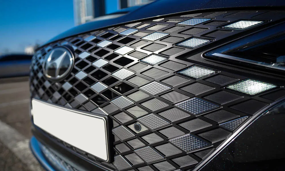 Фото Hyundai Grandeur — решётка радиатора. Рисунок решётки: сетка, ламели или глухая панель у электроверсий. За решёткой у многих комплектаций стоит радар адаптивного круиз-контроля Hyundai Grandeur — решётка радиатора