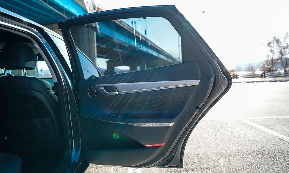 Фото Hyundai Grandeur — интерьер. Общий план салона: архитектура панели, консоль и кресла. Уровень отделки читается по стыкам панелей и мягким поверхностям в зонах касания Hyundai Grandeur — интерьер