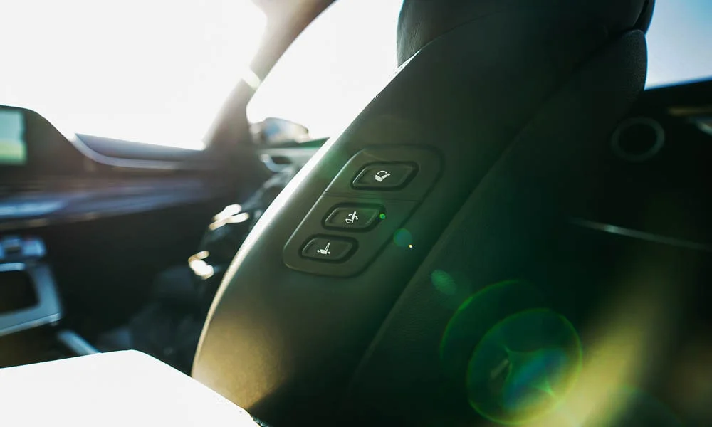 Фото Hyundai Grandeur — интерьер, фото 2. Общий план салона: архитектура панели, консоль и кресла. Уровень отделки читается по стыкам панелей и мягким поверхностям в зонах касания Hyundai Grandeur — интерьер, фото 2