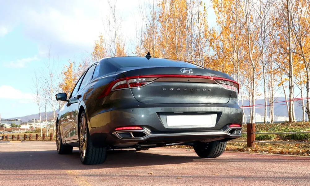 Фото Hyundai Grandeur — вид сзади. Графика фонарей, бампер и оформление пятой двери. Светодиодная полоса или раздельные секции — задняя оптика стала главным украшением кормы Hyundai Grandeur — вид сзади