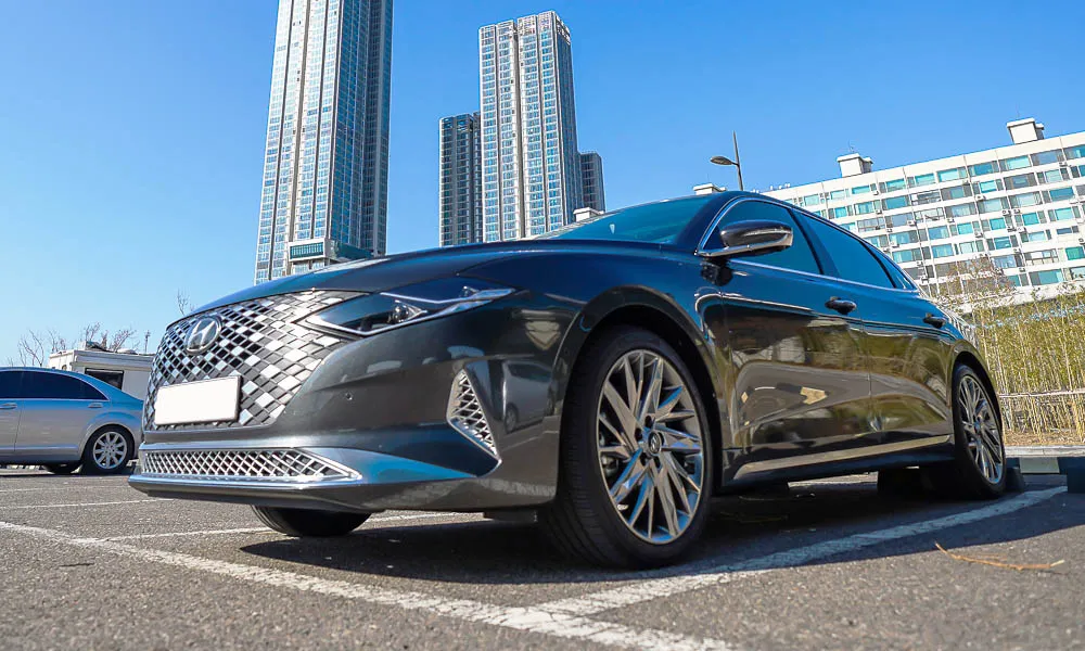 Фото Hyundai Grandeur — вид сбоку. Профиль кузова: колёсная база, свесы и линия остекления Hyundai Grandeur — вид сбоку