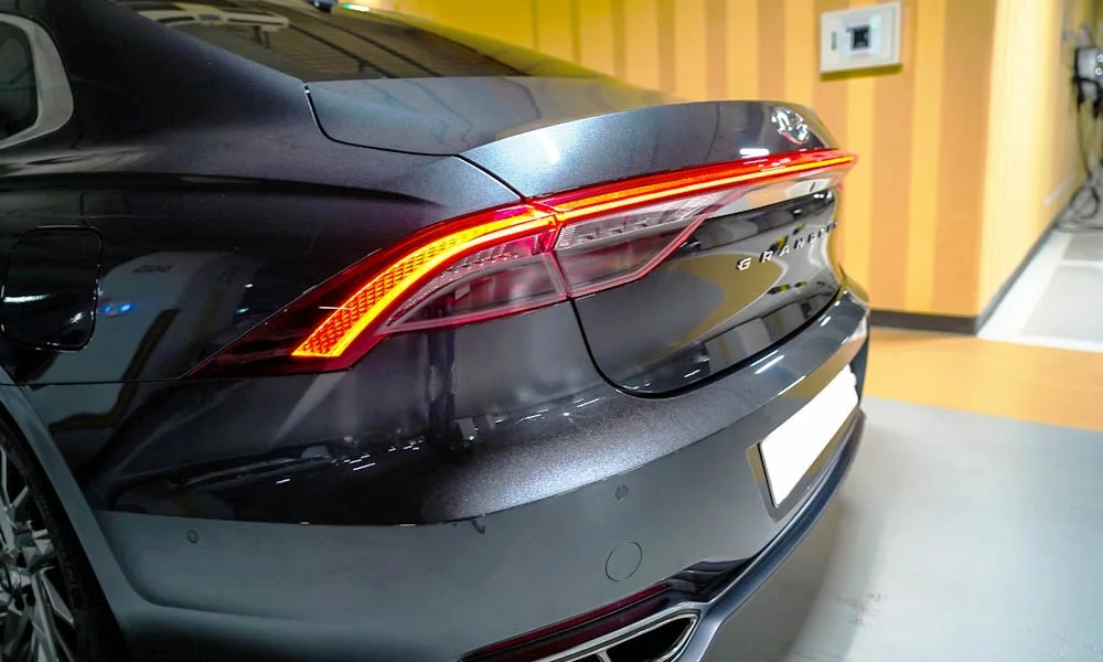 Фото Hyundai Grandeur — задние фонари. Рассеиватель фонаря вблизи: компоновка секций габарита, стопа и поворотника. Динамические поворотники с бегущей индикацией встречаются в старших комплектациях Hyundai Grandeur — задние фонари