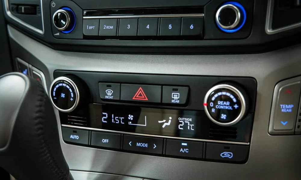 Фото Hyundai H-1 — блок климат-контроля. Панель климата крупным планом — регулировки доступны на ощупь Hyundai H-1 — блок климат-контроля