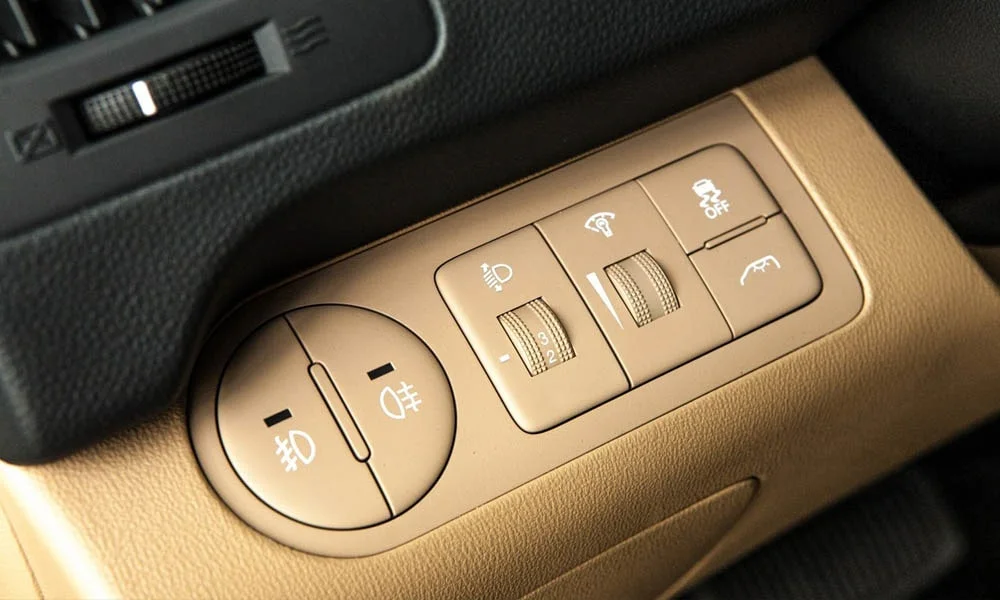 Фото Hyundai H-1 — кнопки управления. Кнопки и переключатели: физическое управление частыми функциями Hyundai H-1 — кнопки управления