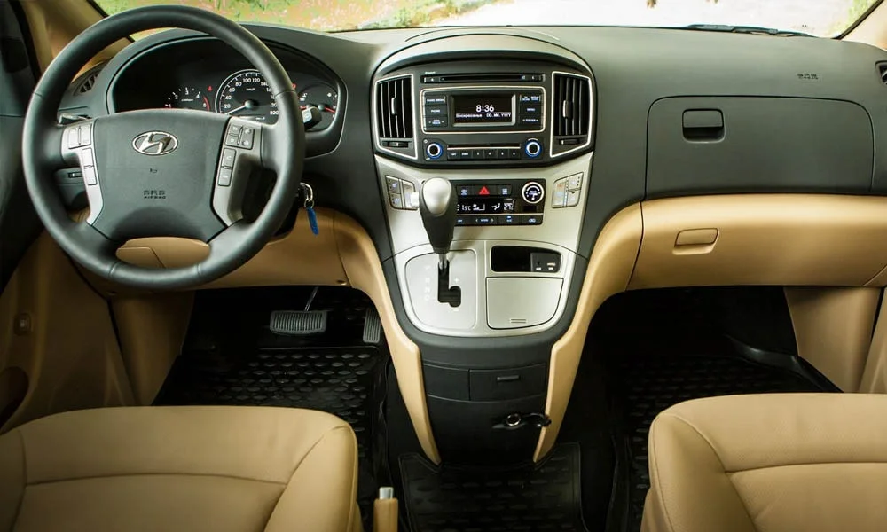 Фото Hyundai H-1 — передняя панель. Компоновка экранов, дефлекторов и консоли Hyundai H-1 — передняя панель