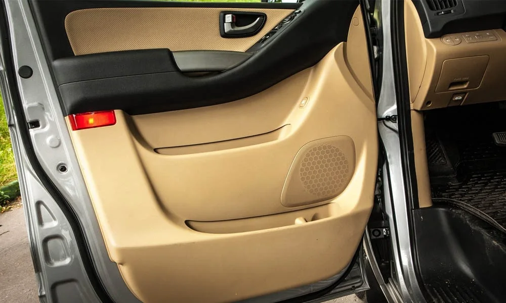 Фото Hyundai H-1 — дверная карта. Подлокотник, динамик и блок стеклоподъёмников Hyundai H-1 — дверная карта