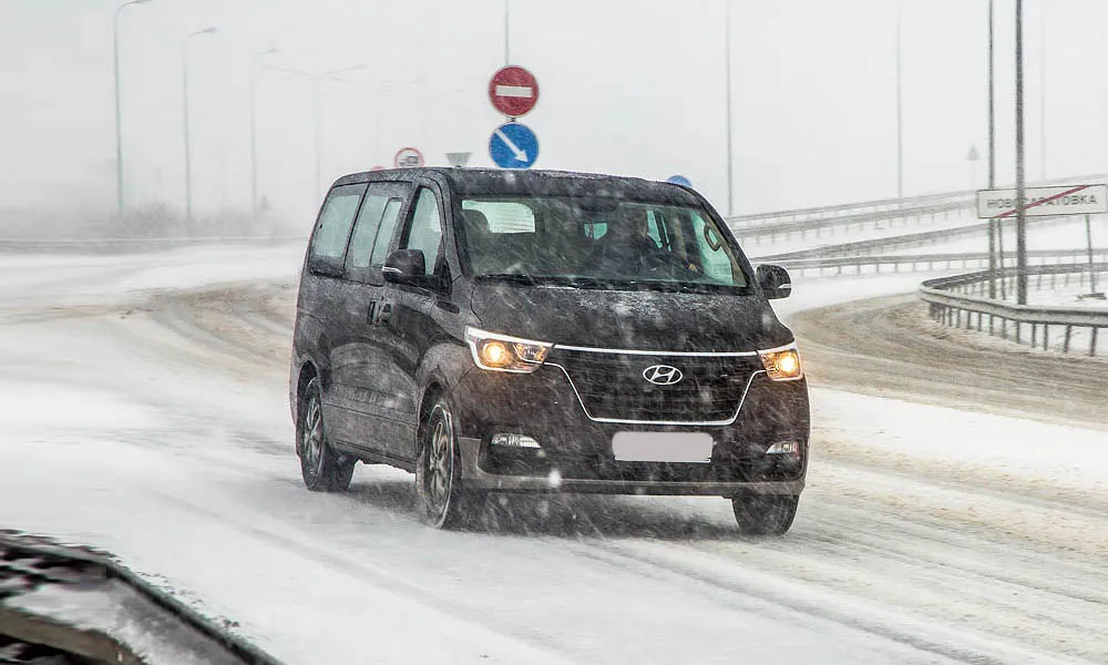 Фото Hyundai H-1 — вид спереди, фото 6. Анфас: пропорции капота, посадка кузова и графика ходовых огней. Рисунок ходовых огней — подпись модели, по нему её узнают в потоке Hyundai H-1 — вид спереди, фото 6