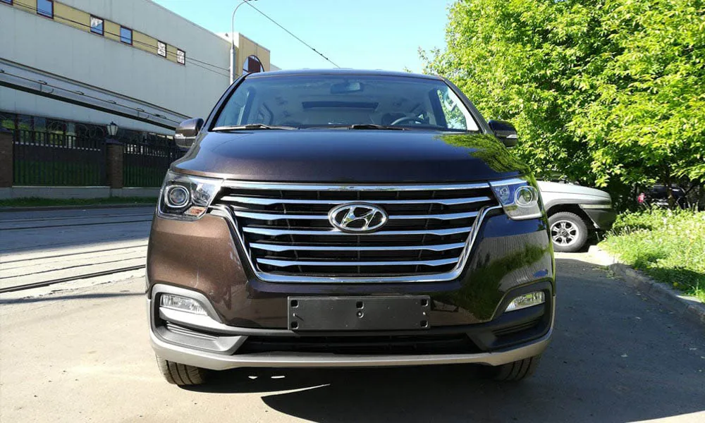 Фото Hyundai H-1 — вид спереди, фото 7. Анфас: пропорции капота, посадка кузова и графика ходовых огней. Рисунок ходовых огней — подпись модели, по нему её узнают в потоке Hyundai H-1 — вид спереди, фото 7