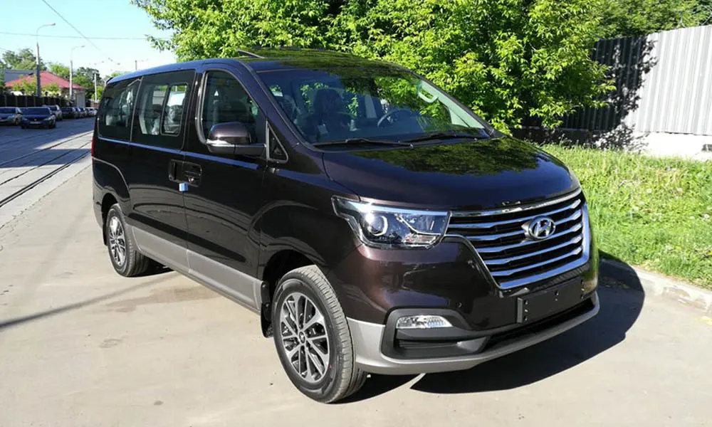 Фото Hyundai H-1 — вид спереди, фото 8. Передок в коричневом исполнении — крупная светотехника и выразительный бампер. Рисунок ходовых огней — подпись модели, по нему её узнают в потоке Hyundai H-1 — вид спереди, фото 8