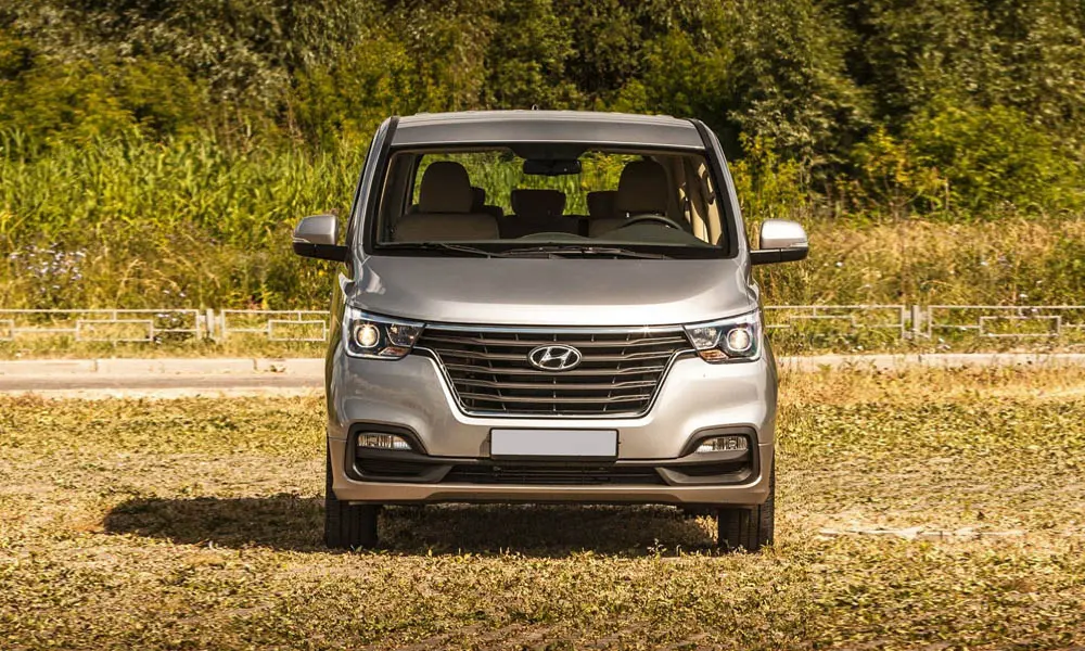 Фото Hyundai H-1 — вид спереди, фото 10. Оптика, решётка и бампер — первое впечатление о модели. Дневные ходовые огни включаются автоматически с запуском Hyundai H-1 — вид спереди, фото 10