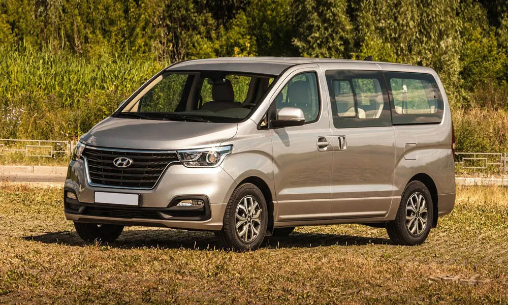 Фото Hyundai H-1 — вид спереди, фото 11. Оптика, решётка и бампер — первое впечатление о модели. Дневные ходовые огни включаются автоматически с запуском Hyundai H-1 — вид спереди, фото 11