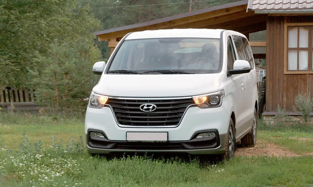 Фото Hyundai H-1 — вид спереди, фото 12. Анфас: пропорции капота, посадка кузова и графика ходовых огней Hyundai H-1 — вид спереди, фото 12