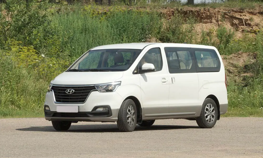 Фото Hyundai H-1 — вид спереди, фото 13. Оптика, решётка и бампер — первое впечатление о модели. Рисунок ходовых огней — подпись модели, по нему её узнают в потоке Hyundai H-1 — вид спереди, фото 13