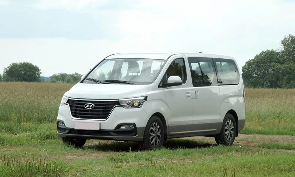Фото Hyundai H-1 — вид спереди, фото 14. Анфас: пропорции капота, посадка кузова и графика ходовых огней. Дневные ходовые огни включаются автоматически с запуском Hyundai H-1 — вид спереди, фото 14