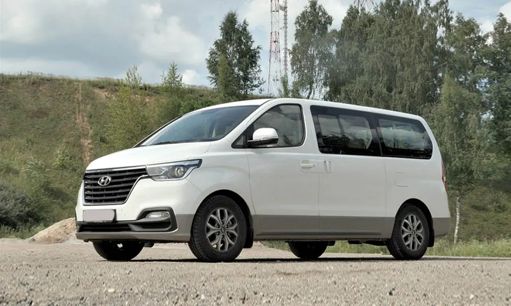 Фото Hyundai H-1 — вид спереди, фото 15. Передок в белом исполнении — крупная светотехника и выразительный бампер. Рисунок ходовых огней — подпись модели, по нему её узнают в потоке Hyundai H-1 — вид спереди, фото 15