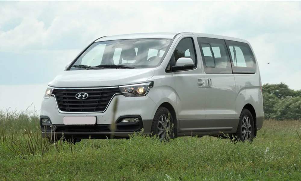 Фото Hyundai H-1 — вид спереди, фото 16. Анфас: пропорции капота, посадка кузова и графика ходовых огней Hyundai H-1 — вид спереди, фото 16