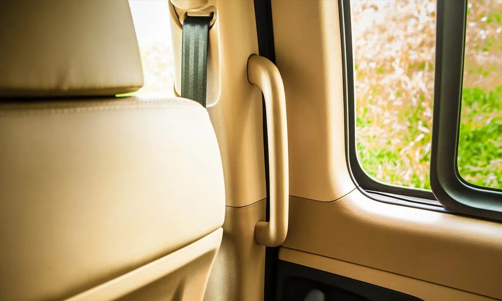 Фото Hyundai H-1 — интерьер. Общий план салона: архитектура панели, консоль и кресла Hyundai H-1 — интерьер