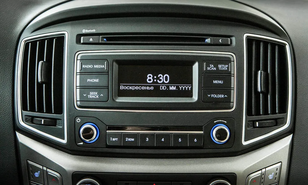 Фото Hyundai H-1 — экран мультимедиа. Горизонтальный экран мультимедиа на передней панели. Быстрота отклика интерфейса важнее диагонали — оцените её на тест-драйве Hyundai H-1 — экран мультимедиа
