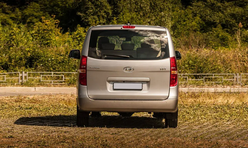 Фото Hyundai H-1 — вид сзади, фото 2. Линия крыши, стойки и задняя дверь в серебристом исполнении Hyundai H-1 — вид сзади, фото 2