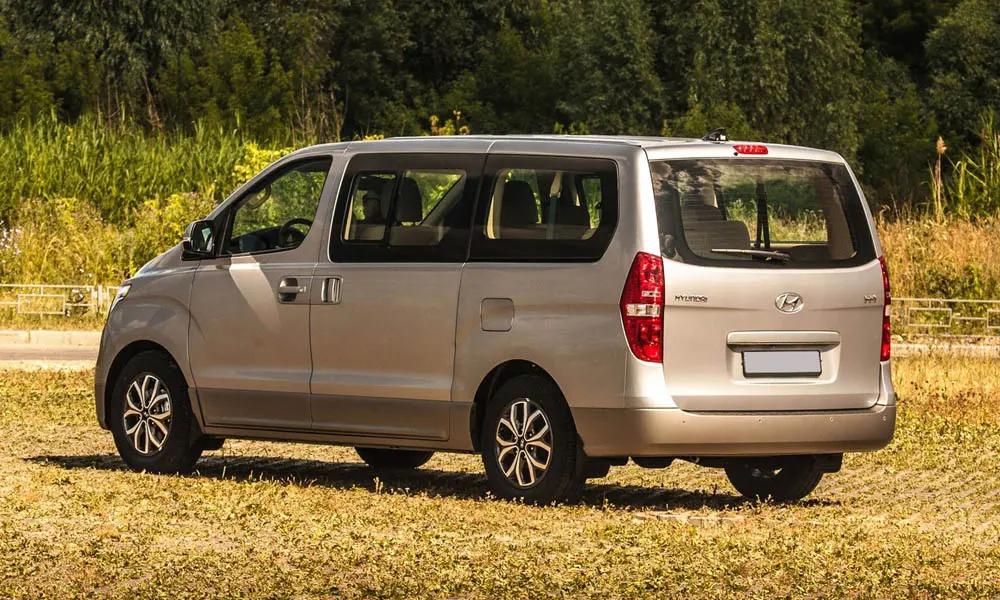 Фото Hyundai H-1 — вид сзади, фото 3. Корма в серебристом цвете: графика фонарей и пластика пятой двери. Светодиодная полоса или раздельные секции — задняя оптика стала главным украшением кормы Hyundai H-1 — вид сзади, фото 3