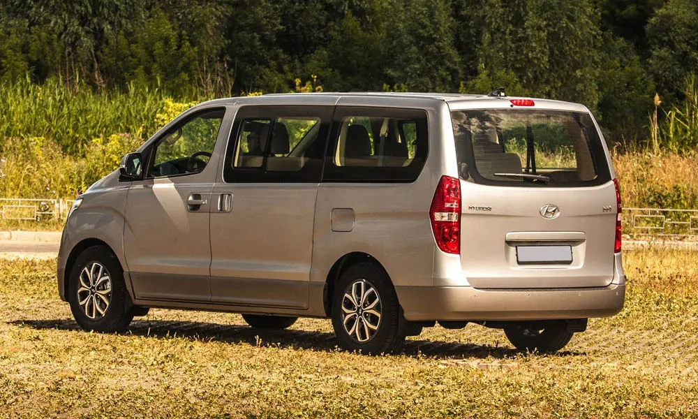 Фото Hyundai H-1 — вид сзади, фото 4. Графика фонарей, бампер и оформление пятой двери. Насадки выхлопа или их имитация внизу бампера различают версии Hyundai H-1 — вид сзади, фото 4