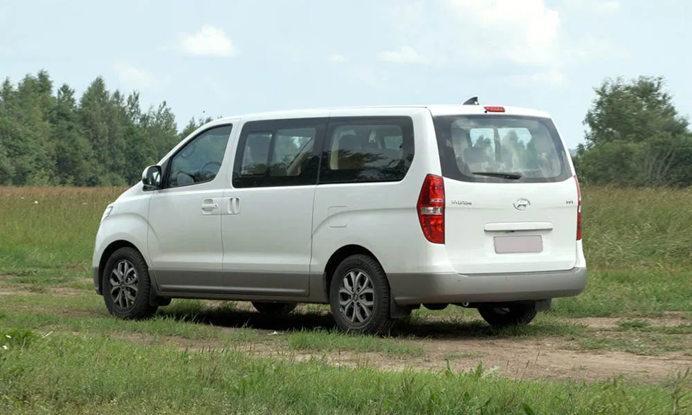 Фото Hyundai H-1 — вид сзади, фото 5. Корма в белом цвете: графика фонарей и пластика пятой двери. Светодиодная полоса или раздельные секции — задняя оптика стала главным украшением кормы Hyundai H-1 — вид сзади, фото 5