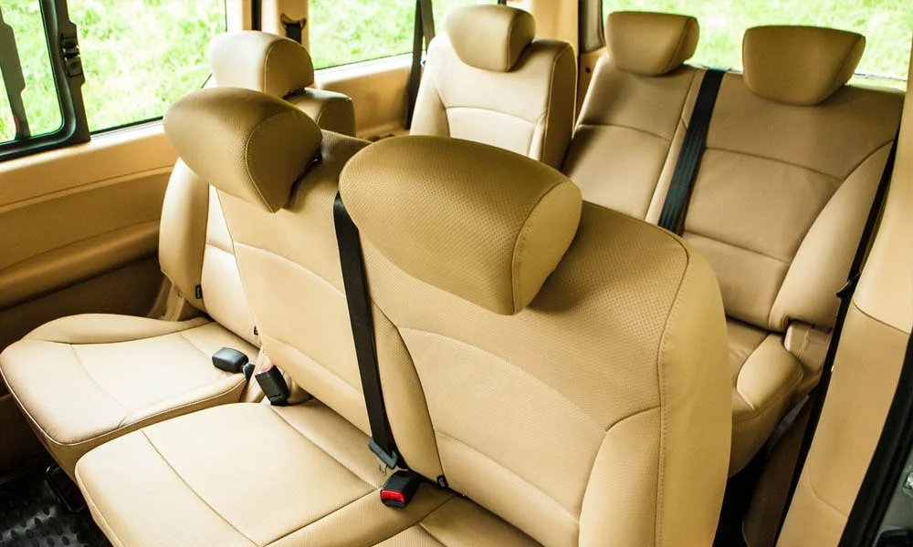 Фото Hyundai H-1 — задние сиденья. Посадка второго ряда: подголовники и подлокотник. Крепления ISOFIX для детских кресел — в основании спинки Hyundai H-1 — задние сиденья