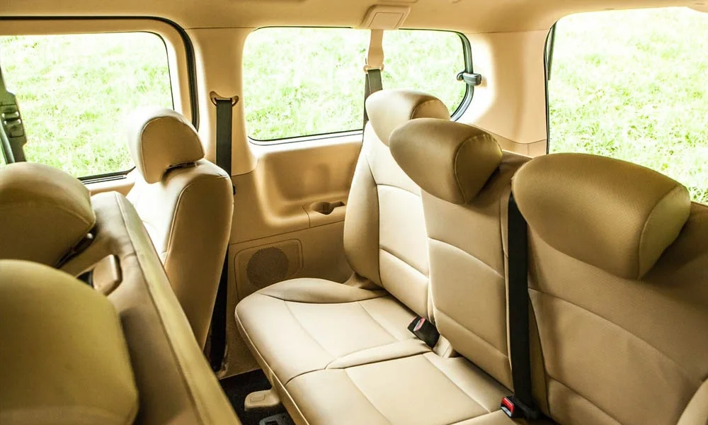 Фото Hyundai H-1 — задние сиденья, фото 2. Задний диван в практичной ткани: посадка и центральный подлокотник. Плоский пол упрощает посадку втроём Hyundai H-1 — задние сиденья, фото 2