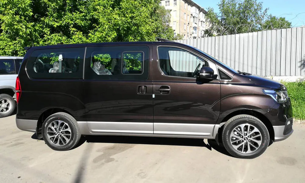 Фото Hyundai H-1 — вид сбоку. Сбоку читаются линия остекления и характер выштамповок на коричневом кузове. Длинная база — простор второго ряда; короткие свесы упрощают парковку Hyundai H-1 — вид сбоку