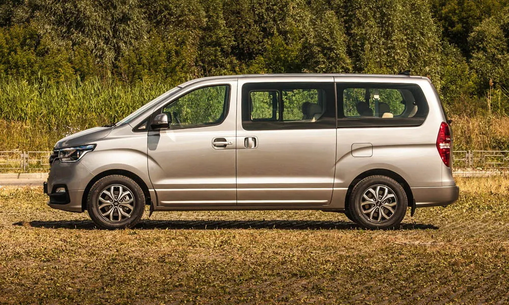 Фото Hyundai H-1 — вид сбоку, фото 2. Профиль в серебристом цвете: соотношение колёсной базы и свесов. Длинная база — простор второго ряда; короткие свесы упрощают парковку Hyundai H-1 — вид сбоку, фото 2