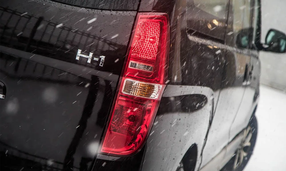 Фото Hyundai H-1 — задние фонари. Рассеиватель фонаря вблизи: компоновка секций габарита, стопа и поворотника Hyundai H-1 — задние фонари