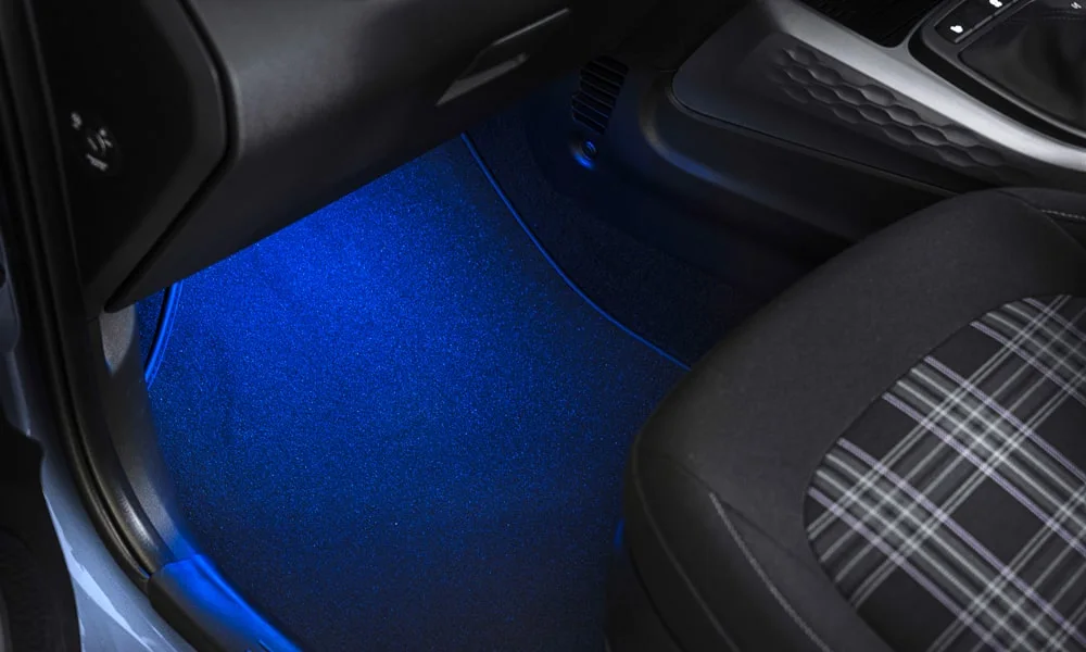 Фото Hyundai i10 — контурная подсветка. Атмосферная подсветка: световые линии панели и дверей. Цвет и яркость выбираются в настройках; у ряда моделей подсветка реагирует на музыку Hyundai i10 — контурная подсветка