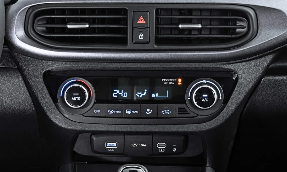 Фото Hyundai i10 — блок климат-контроля. Панель климата крупным планом — регулировки доступны на ощупь. Отдельные клавиши климата удобнее сенсорных меню в движении Hyundai i10 — блок климат-контроля