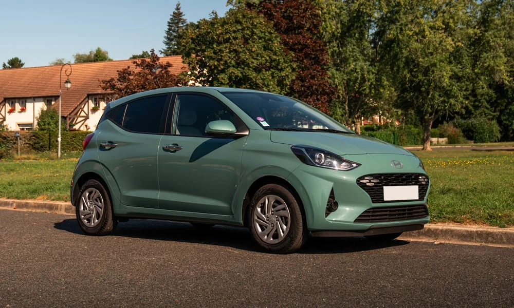 Фото Hyundai i10 — вид спереди, фото 3. Анфас: пропорции капота, посадка кузова и графика ходовых огней Hyundai i10 — вид спереди, фото 3