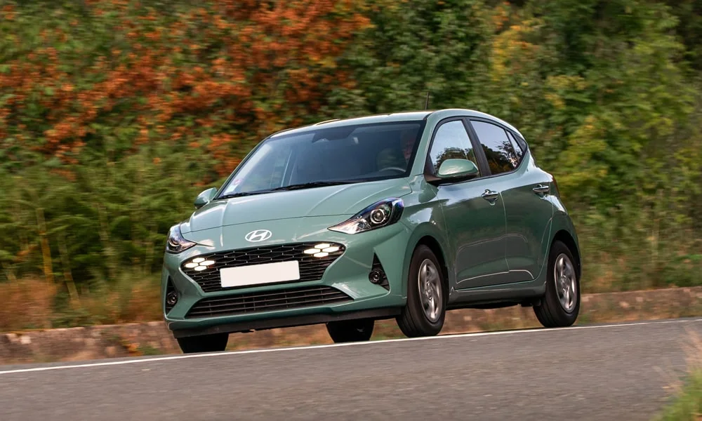 Фото Hyundai i10 — вид спереди, фото 4. Оптика, решётка и бампер — первое впечатление о модели. Рисунок ходовых огней — подпись модели, по нему её узнают в потоке Hyundai i10 — вид спереди, фото 4