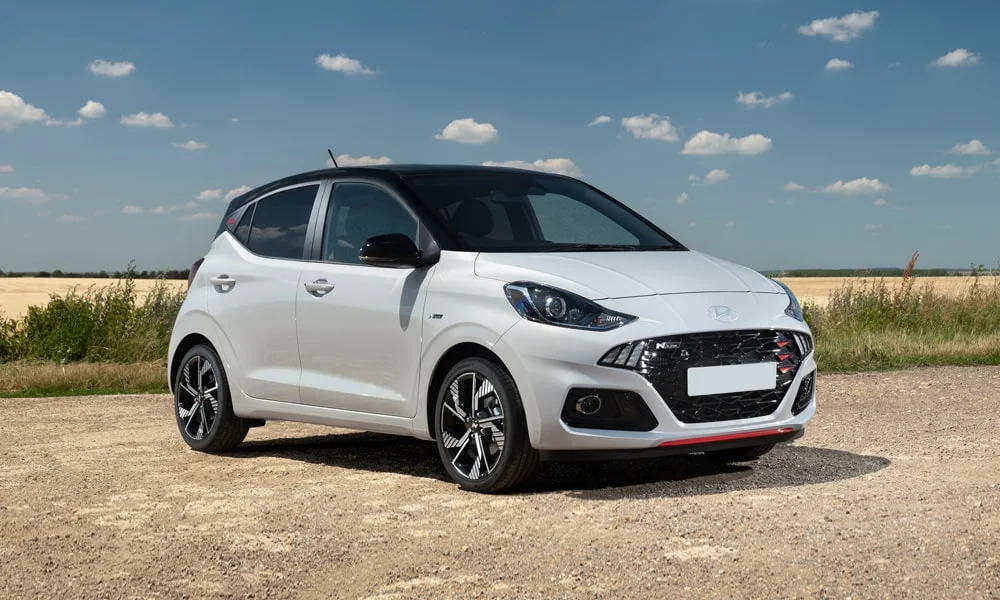 Фото Hyundai i10 — вид спереди, фото 5. Кузов в белом цвете: рисунок оптики и решётки задаёт узнаваемое «лицо» модели Hyundai i10 — вид спереди, фото 5