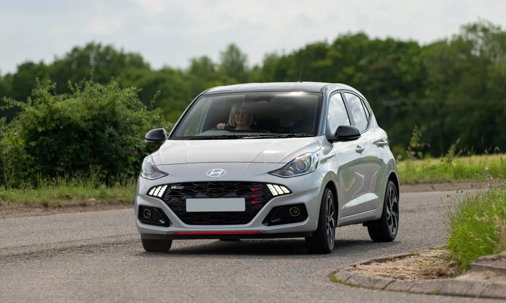 Фото Hyundai i10 — вид спереди, фото 8. Серый кузов, строгая симметрия оптики — базовый ракурс знакомства с дизайном Hyundai i10 — вид спереди, фото 8