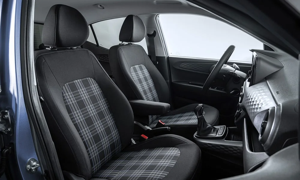 Фото Hyundai i10 — передние сиденья. Профиль кресел: боковая поддержка и подголовники. Выраженная боковая поддержка держит в поворотах Hyundai i10 — передние сиденья