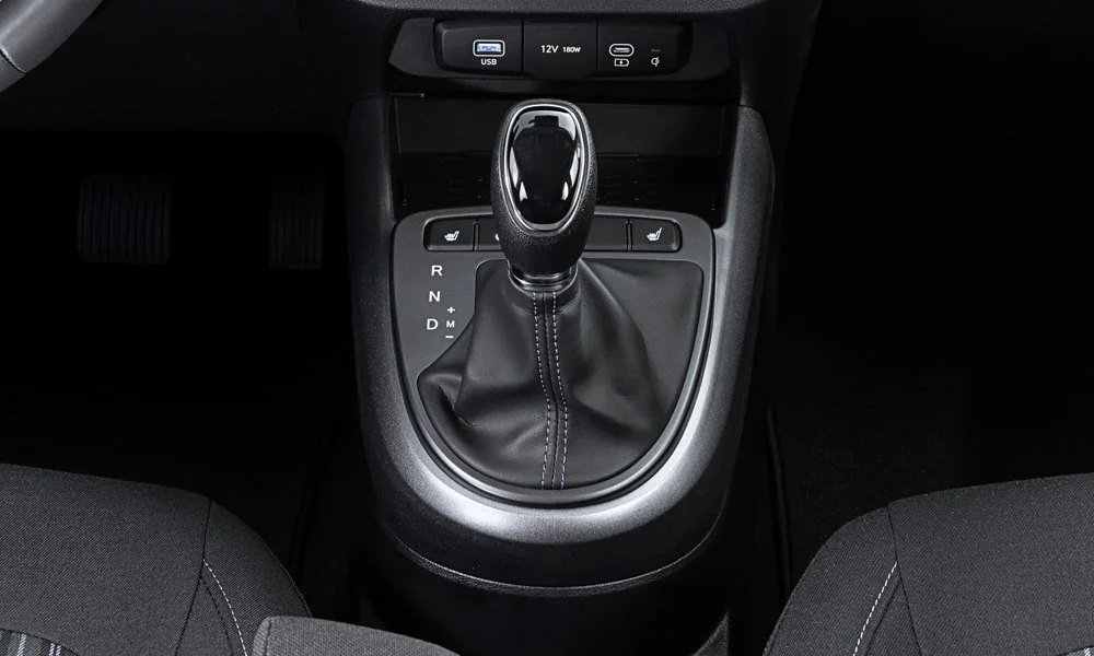 Фото Hyundai i10 — селектор коробки передач. Селектор трансмиссии на центральной консоли. Автохолд удерживает машину на светофоре без ноги на тормозе Hyundai i10 — селектор коробки передач