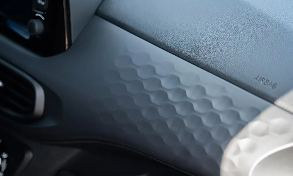 Фото Hyundai i10 — деталь интерьера. Элемент салона вблизи — уровень исполнения виден в мелочах. Мелкие элементы отделки честнее всего показывают класс салона Hyundai i10 — деталь интерьера