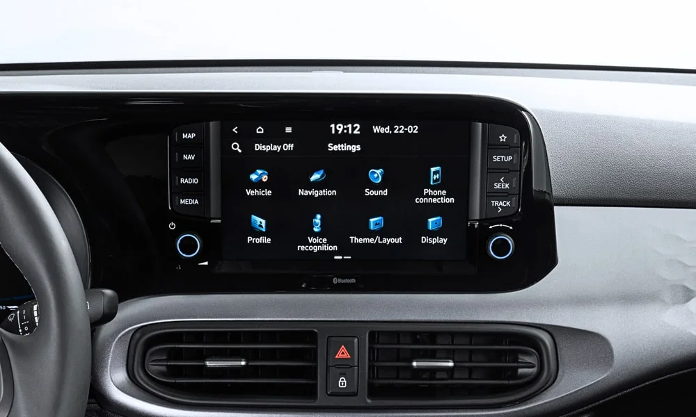 Фото Hyundai i10 — экран мультимедиа. Горизонтальный экран мультимедиа на передней панели Hyundai i10 — экран мультимедиа