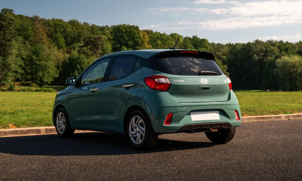 Фото Hyundai i10 — вид сзади, фото 3. Линия крыши, стойки и задняя дверь в зелёном исполнении. Светодиодная полоса или раздельные секции — задняя оптика стала главным украшением кормы Hyundai i10 — вид сзади, фото 3