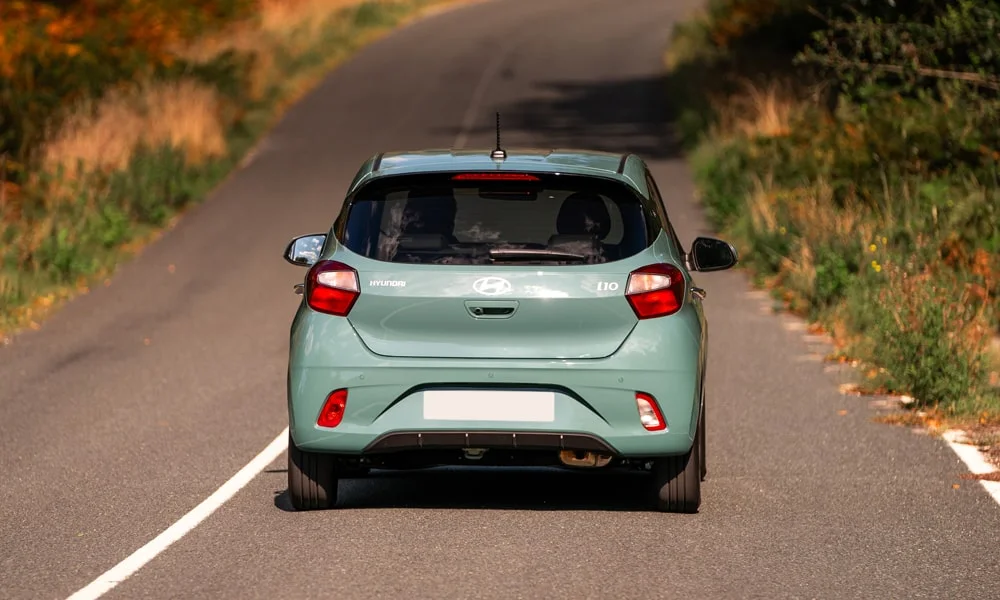 Фото Hyundai i10 — вид сзади, фото 4. Корма в зелёном цвете: графика фонарей и пластика пятой двери. Насадки выхлопа или их имитация внизу бампера различают версии Hyundai i10 — вид сзади, фото 4