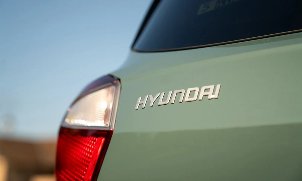 Фото Hyundai i10 — вид сзади, фото 5. Графика фонарей, бампер и оформление пятой двери Hyundai i10 — вид сзади, фото 5