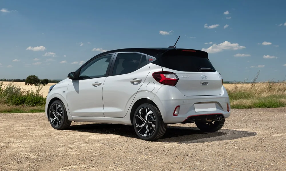 Фото Hyundai i10 — вид сзади, фото 6. Линия крыши, стойки и задняя дверь в белом исполнении. Светодиодная полоса или раздельные секции — задняя оптика стала главным украшением кормы Hyundai i10 — вид сзади, фото 6