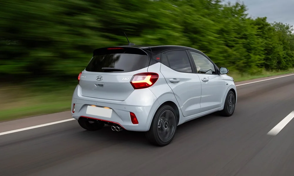 Фото Hyundai i10 — вид сзади, фото 8. Графика фонарей, бампер и оформление пятой двери. Светодиодная полоса или раздельные секции — задняя оптика стала главным украшением кормы Hyundai i10 — вид сзади, фото 8