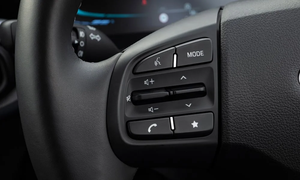 Фото Hyundai i10 — руль, фото 2. Обшивка обода и компоновка спиц крупным планом. Обогрев обода — опция, которую оценят зимой Hyundai i10 — руль, фото 2