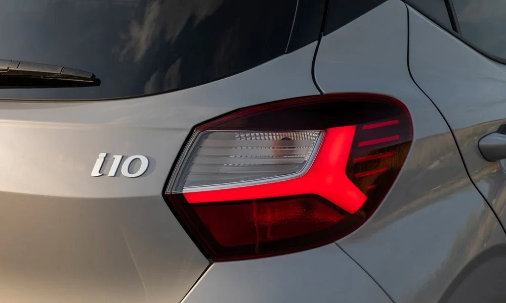 Фото Hyundai i10 — задние фонари. Графика секций крупным планом — ночная подпись модели Hyundai i10 — задние фонари